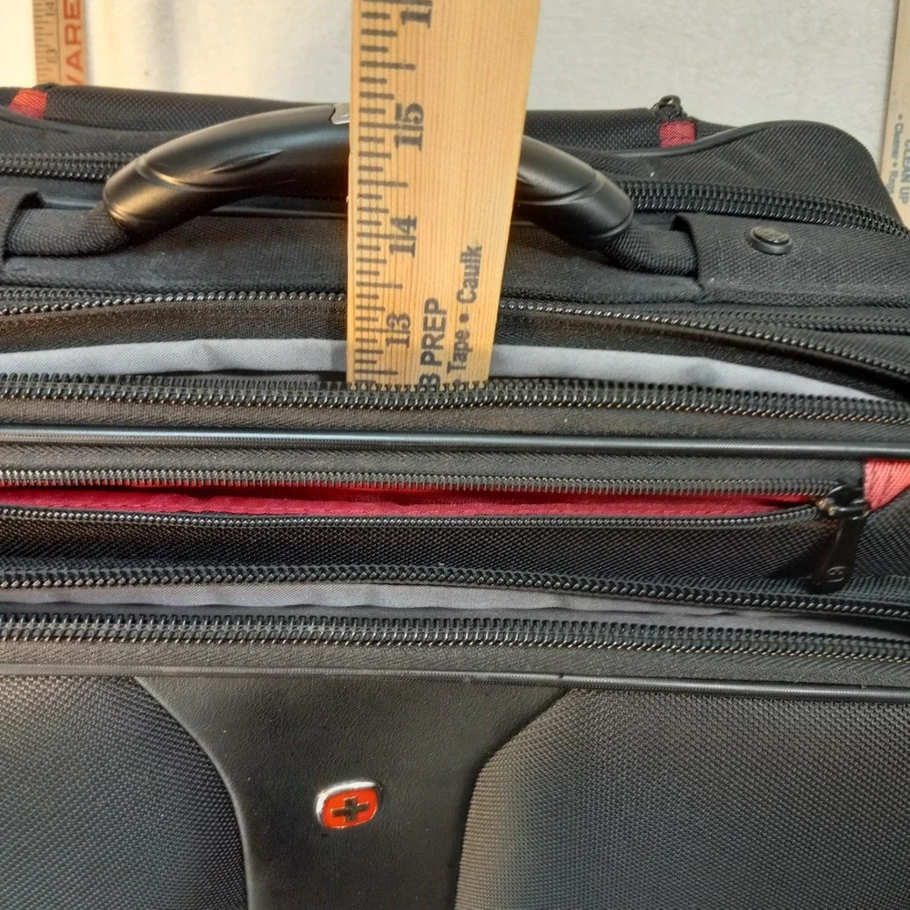 Wenger Swiss Gear Rolling Travel Carry On Laptop Briefcase Bag 17 X 14 Inch